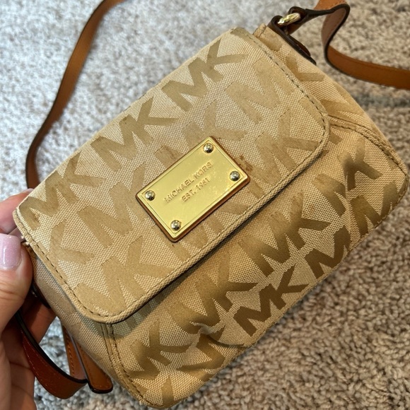 SOLD!! Micheal Kors MK Crossbody Purse 👜 - Picture 3 of 7